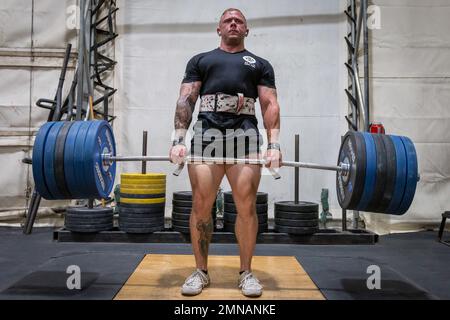 Le Sgt Justin McCurdy, à l'hôpital de campagne de 801st, a créé le Barbell Club à Bagdad, en Irak, pour aider à améliorer la forme et la technique chez les soldats qui sont nouveaux dans la musculation. Le Sgt McCurdy a commencé son voyage dans le Powerlifting il y a neuf ans et n'a jamais regardé en arrière. Le club se réunit une fois par semaine, où le Sgt McCurdy présente différents exercices avec des poids, ainsi que des exercices de poids corporel pour ceux qui veulent un physique maigre. Banque D'Images