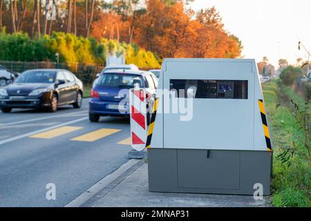 Caméra radar de contrôle automatique de la vitesse sur l'outil routier de la police pour contrôler la circulation routière Banque D'Images