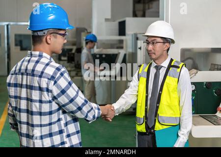 Deux ingénieurs travaillant en usine Banque D'Images