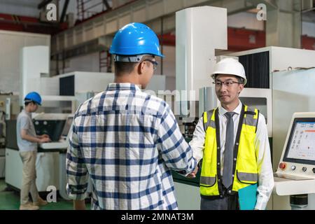 Deux ingénieurs travaillant en usine Banque D'Images