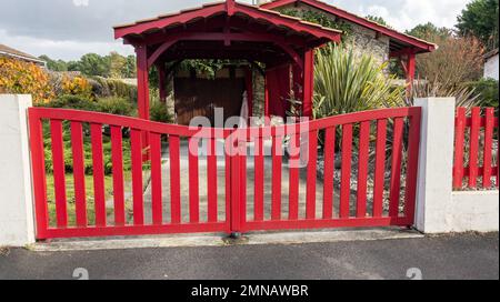 portail en métal rouge porte d'entrée moderne Banque D'Images