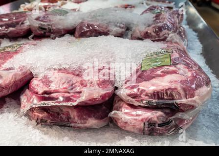Viande fraîche dans un présentoir dans un magasin dans le quartier de Strip District à Pittsburgh, Pennsylvanie, États-Unis Banque D'Images