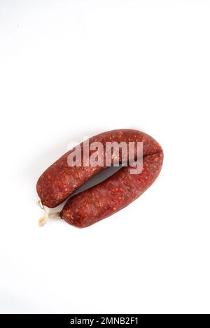 saucisses turques sujuk ou sucuk ou soudjouk sur fond blanc Banque D'Images