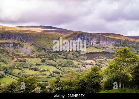 Vue depuis le parking Glencar Lough vue sur le N16 dans le comté de Sligo, Irlande. Banque D'Images