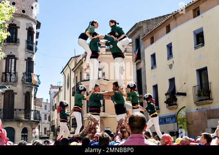 Igualada, Barcelone; 28 avril 2019: Les journées de Castellanas de Barcelone. 24th anniversaire du groupe Moixigangues de Igualada, Castellers de Sant Cugat Banque D'Images