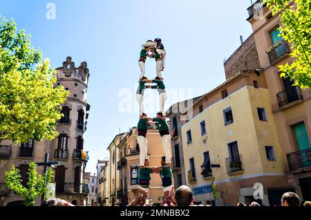 Igualada, Barcelone; 28 avril 2019: Les journées de Castellanas de Barcelone. 24th anniversaire du groupe Moixigangues de Igualada, Castellers de Sant Cugat Banque D'Images