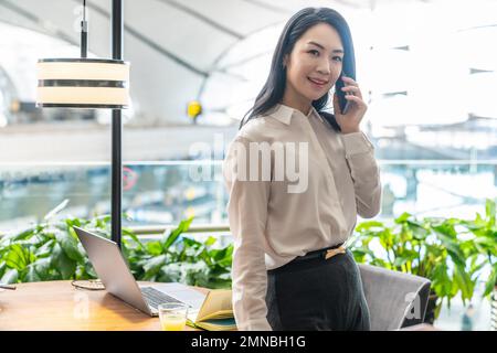 Téléphone de bureau de loisirs pour femmes d'affaires Banque D'Images