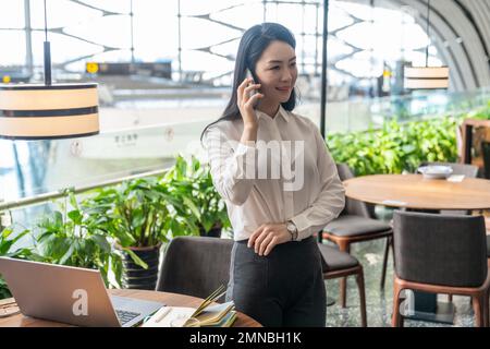 Téléphone de bureau de loisirs pour femmes d'affaires Banque D'Images