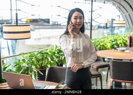 Téléphone de bureau de loisirs pour femmes d'affaires Banque D'Images