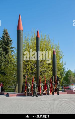 KOLOMNA, région de Moscou, Russie 9 mai 2015. Agrandissement des armes de missiles soviétiques à l'entrée du Musée de la gloire militaire. Banque D'Images