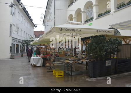 Villach, Autriche - 24 décembre 2022. La veille de Noël dans le centre historique de Villach en Carinthie, Autriche Banque D'Images