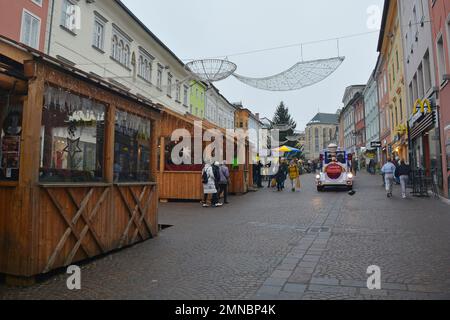 Villach, Autriche - 24 décembre 2022. Le marché de Noël se trouve dans la rue Hauptplatz la veille de Noël, dans le centre historique de Villach en Carinthie Banque D'Images