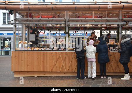 Villach, Autriche - 24 décembre 2022. Le marché de Noël se trouve dans la rue Hauptplatz la veille de Noël, dans le centre historique de Villach en Carinthie Banque D'Images