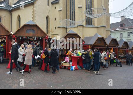 Villach, Autriche - 24 décembre 2022. Le marché de Noël se trouve dans la rue Hauptplatz la veille de Noël, dans le centre historique de Villach en Carinthie Banque D'Images