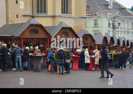 Villach, Autriche - 24 décembre 2022. Le marché de Noël se trouve dans la rue Hauptplatz la veille de Noël, dans le centre historique de Villach en Carinthie Banque D'Images