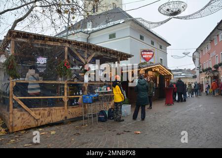 Villach, Autriche - 24 décembre 2022. Le marché de Noël se trouve à la veille de Noël, dans le centre historique de Villach, en Carinthie, en Autriche Banque D'Images