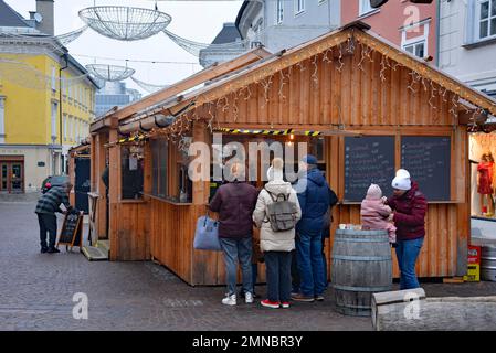 Villach, Autriche - 24 décembre 2022. Marché de Noël stalles sur la rue Hauptplatz la veille de Noël dans le centre historique de Villach en Carinthie, Banque D'Images