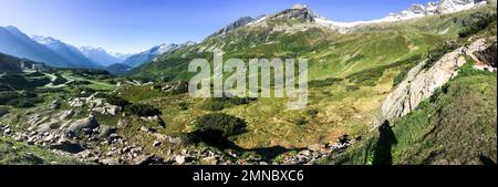 Col de San Bernardino, Suisse - 16 juin 2018 : paysage alpin du célèbre col des Grisons. Banque D'Images