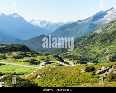 Col de San Bernardino, Suisse - 16 juin 2018 : paysage alpin du célèbre col des Grisons. Banque D'Images