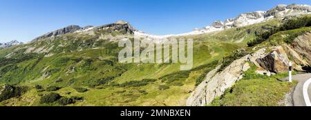 Col de San Bernardino, Suisse - 16 juin 2018 : paysage alpin du célèbre col des Grisons. Banque D'Images