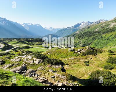 Col de San Bernardino, Suisse - 16 juin 2018 : paysage alpin du célèbre col des Grisons. Banque D'Images