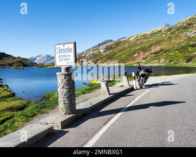 Col de San Bernardino, Suisse - 16 juin 2018 : paysage alpin du célèbre col des Grisons. Banque D'Images