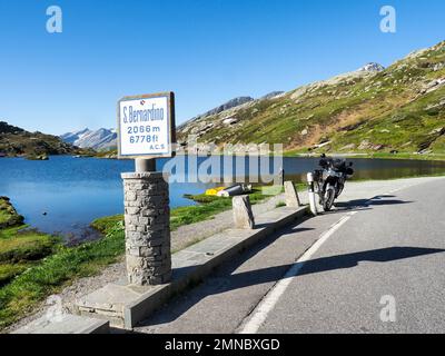 Col de San Bernardino, Suisse - 16 juin 2018 : paysage alpin du célèbre col des Grisons. Banque D'Images