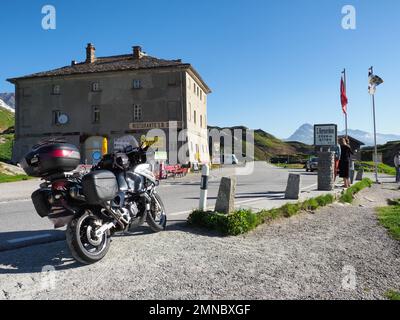 Col de San Bernardino, Suisse - 16 juin 2018 : paysage alpin du célèbre col des Grisons. Banque D'Images