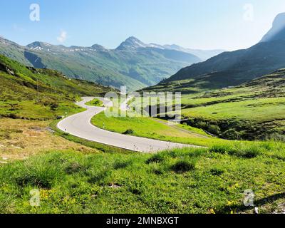 Col de San Bernardino, Suisse - 16 juin 2018 : paysage alpin du célèbre col des Grisons. Banque D'Images