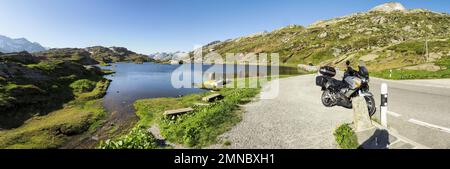 Col de San Bernardino, Suisse - 16 juin 2018 : paysage alpin du célèbre col des Grisons. Banque D'Images