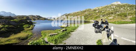 Col de San Bernardino, Suisse - 16 juin 2018 : paysage alpin du célèbre col des Grisons. Banque D'Images