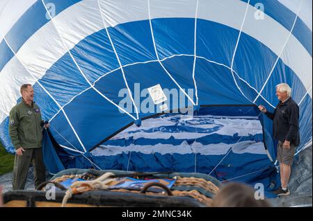 Le général de division James R. Sears Jr., commandant adjoint du Commandement de l'éducation et de l'entraînement aériens, aide à installer le ballon d'air chaud de la US Air Force au Balloon Fiesta Park à Albuquerque, Nouveau-Mexique, le 1 octobre 2022. Le ballon a été créé pour commémorer le 75th anniversaire de l'Armée de l'Air pendant le 50th anniversaire de la fête des ballons. Banque D'Images
