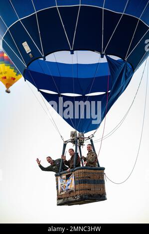 Major général James R. Sears Jr., commandant adjoint du Commandement de l'éducation et de l'entraînement aériens, vagues d'une montgolfière au Balloon Fiesta Park à Albuquerque, Nouveau-Mexique, le 1 octobre 2022. Le ballon a été créé pour commémorer le 75th anniversaire de l'Armée de l'Air pendant le 50th anniversaire de la fête des ballons. Banque D'Images