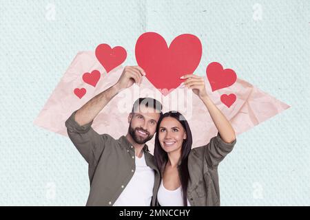Portrait de famille photo collage affiche carte postale de beau couple tenir le symbole de papier rouge figure isolée sur fond de dessin Banque D'Images