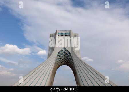 Téhéran, Téhéran, Iran. 29th janvier 2023. Vue sur la Tour Azadi (liberté) dans l'ouest de Téhéran, en Iran, sur 29 janvier 2023. Depuis la mi-septembre, l'Iran a été secoué par des manifestations antigouvernementales qui ont été déclenchées par la mort d'une femme détenue par la police morale du pays. Les manifestations se sont rapidement multipliées pour appeler à la fin de plus de quatre décennies de la règle cléricale du pays. (Credit image: © Rouzbeh Fouladi/ZUMA Press Wire) USAGE ÉDITORIAL SEULEMENT! Non destiné À un usage commercial ! Banque D'Images