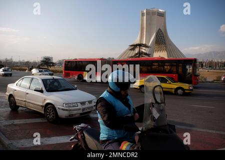 Téhéran, Téhéran, Iran. 29th janvier 2023. Des véhicules roulent autour de la Tour Azadi (liberté) dans l'ouest de Téhéran, en Iran, sur 29 janvier 2023. Depuis la mi-septembre, l'Iran a été secoué par des manifestations antigouvernementales qui ont été déclenchées par la mort d'une femme détenue par la police morale du pays. Les manifestations se sont rapidement multipliées pour appeler à la fin de plus de quatre décennies de la règle cléricale du pays. (Credit image: © Rouzbeh Fouladi/ZUMA Press Wire) USAGE ÉDITORIAL SEULEMENT! Non destiné À un usage commercial ! Banque D'Images