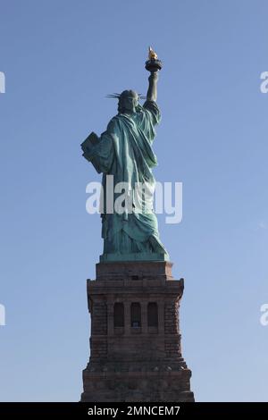 Vue arrière derrière la Statue de la liberté et le piédestal de New York Banque D'Images