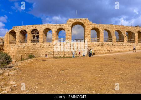 Jerash, Jordanie - 7 novembre 2022 : Hippodrome romain sur site archéologique avec les ruines de l'ancienne Gerasa Banque D'Images