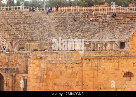 Jerash, Jordanie - 7 novembre 2022: Personnes visitant l'amphithéâtre romain dans la ville antique site archéologique de Gerasa Banque D'Images