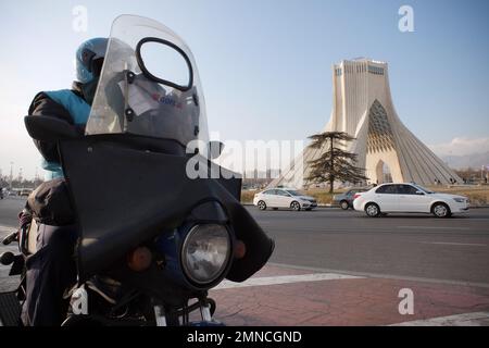 Téhéran, Téhéran, Iran. 29th janvier 2023. Des véhicules roulent autour de la Tour Azadi (liberté) dans l'ouest de Téhéran, en Iran, sur 29 janvier 2023. Depuis la mi-septembre, l'Iran a été secoué par des manifestations antigouvernementales qui ont été déclenchées par la mort d'une femme détenue par la police morale du pays. Les manifestations se sont rapidement multipliées pour appeler à la fin de plus de quatre décennies de la règle cléricale du pays. (Credit image: © Rouzbeh Fouladi/ZUMA Press Wire) USAGE ÉDITORIAL SEULEMENT! Non destiné À un usage commercial ! Banque D'Images