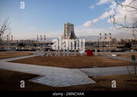 Téhéran, Téhéran, Iran. 29th janvier 2023. Vue sur la Tour Azadi (liberté) dans l'ouest de Téhéran, en Iran, sur 29 janvier 2023. Depuis la mi-septembre, l'Iran a été secoué par des manifestations antigouvernementales qui ont été déclenchées par la mort d'une femme détenue par la police morale du pays. Les manifestations se sont rapidement multipliées pour appeler à la fin de plus de quatre décennies de la règle cléricale du pays. (Credit image: © Rouzbeh Fouladi/ZUMA Press Wire) USAGE ÉDITORIAL SEULEMENT! Non destiné À un usage commercial ! Banque D'Images