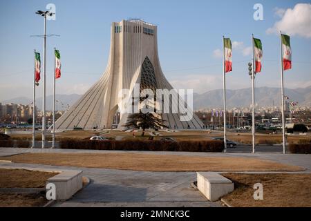 Téhéran, Téhéran, Iran. 29th janvier 2023. Vue sur la Tour Azadi (liberté) dans l'ouest de Téhéran, en Iran, sur 29 janvier 2023. Depuis la mi-septembre, l'Iran a été secoué par des manifestations antigouvernementales qui ont été déclenchées par la mort d'une femme détenue par la police morale du pays. Les manifestations se sont rapidement multipliées pour appeler à la fin de plus de quatre décennies de la règle cléricale du pays. (Credit image: © Rouzbeh Fouladi/ZUMA Press Wire) USAGE ÉDITORIAL SEULEMENT! Non destiné À un usage commercial ! Banque D'Images