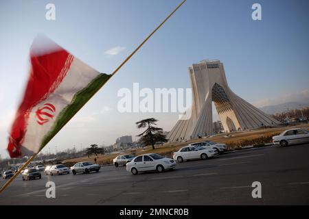 Téhéran, Téhéran, Iran. 29th janvier 2023. Des véhicules roulent autour de la Tour Azadi (liberté) dans l'ouest de Téhéran, en Iran, sur 29 janvier 2023. Depuis la mi-septembre, l'Iran a été secoué par des manifestations antigouvernementales qui ont été déclenchées par la mort d'une femme détenue par la police morale du pays. Les manifestations se sont rapidement multipliées pour appeler à la fin de plus de quatre décennies de la règle cléricale du pays. (Credit image: © Rouzbeh Fouladi/ZUMA Press Wire) USAGE ÉDITORIAL SEULEMENT! Non destiné À un usage commercial ! Banque D'Images