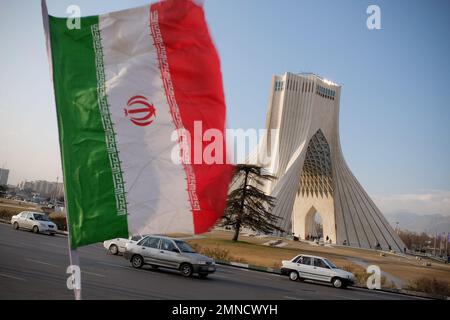 Téhéran, Téhéran, Iran. 29th janvier 2023. Des véhicules roulent autour de la Tour Azadi (liberté) dans l'ouest de Téhéran, en Iran, sur 29 janvier 2023. Depuis la mi-septembre, l'Iran a été secoué par des manifestations antigouvernementales qui ont été déclenchées par la mort d'une femme détenue par la police morale du pays. Les manifestations se sont rapidement multipliées pour appeler à la fin de plus de quatre décennies de la règle cléricale du pays. (Credit image: © Rouzbeh Fouladi/ZUMA Press Wire) USAGE ÉDITORIAL SEULEMENT! Non destiné À un usage commercial ! Banque D'Images