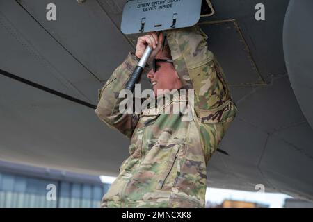 Airman 1st classe Avery Webb, chef d'équipage du 436th Escadron de maintenance d'aéronefs, lance à la main une porte d'équipage de la base aérienne de Douvres C-5M Super Galaxy ouverte à la base spatiale Peterson, Colorado, le 1 octobre 2022. Au cours de leur visite à Peterson SFB, les membres de l'équipage ont pu informer les cadets et les membres de la famille de l'US Air Force Academy de la mission de l'AFB de Douvres, ainsi que des possibilités de carrière de réserviste et de service actif aux États-Unis Force aérienne. Banque D'Images