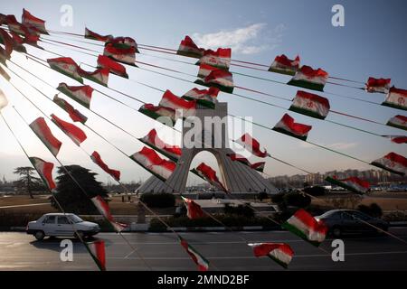 Téhéran, Téhéran, Iran. 29th janvier 2023. Des véhicules roulent autour de la Tour Azadi (liberté) dans l'ouest de Téhéran, en Iran, sur 29 janvier 2023. Depuis la mi-septembre, l'Iran a été secoué par des manifestations antigouvernementales qui ont été déclenchées par la mort d'une femme détenue par la police morale du pays. Les manifestations se sont rapidement multipliées pour appeler à la fin de plus de quatre décennies de la règle cléricale du pays. (Credit image: © Rouzbeh Fouladi/ZUMA Press Wire) USAGE ÉDITORIAL SEULEMENT! Non destiné À un usage commercial ! Banque D'Images