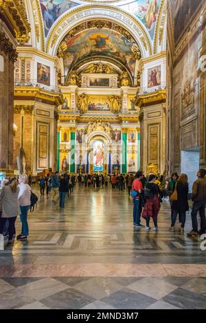 ST. PETERSBOURG, RUSSIE - 30 MAI 2017 : touristes visitant les intérieurs majestueux de la cathédrale Saint-Isaac Banque D'Images