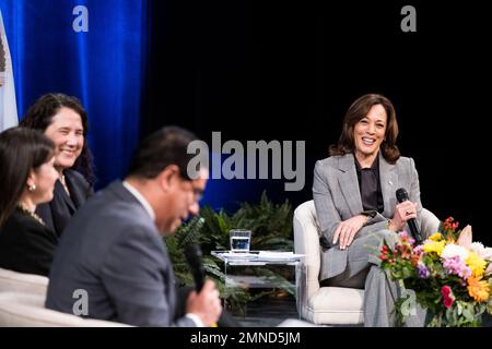 Raleigh, États-Unis d'Amérique. 30th janvier 2023. LE vice-président AMÉRICAIN Kamala Harris s'exprime au Duke Energy Center for Performing Arts de Raleigh, en Caroline du Nord, le lundi 30 janvier 2023. Harris a une conversation avec la communauté des petites entreprises pour souligner l'engagement de l'administration envers les petites entreprises. Crédit: Cornell Watson/Pool/Sipa USA crédit: SIPA USA/Alay Live News Banque D'Images