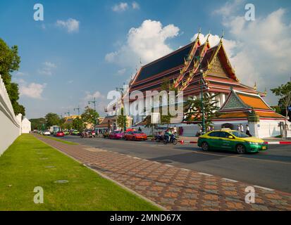 Bangkok, Thaïlande. 9 décembre 2022. Vue sur le fort de Phu Pha Suthat et le temple de Bouddha inclinable. Sortie de la rue Thai Wang Alley. Taxis tuk tuk Banque D'Images