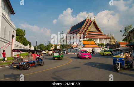 Bangkok, Thaïlande. 9 décembre 2022. Vue sur le fort de Phu Pha Suthat et le temple de Bouddha inclinable. Sortie de la rue Thai Wang Alley. Taxis tuk tuk Banque D'Images